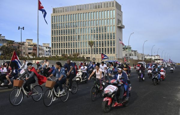 Người dân Cuba tuần hành phản đối lệnh cấm vận của Mỹ, vẫn để ngỏ đối thoại - Ảnh 3.