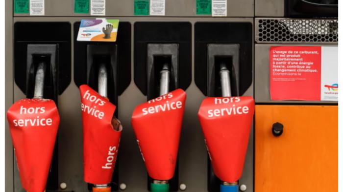 STOK BBM KOSONG - Stasiun Pengisian Bahan Bakar Umum (SPBU) Total Energies di Montreuil, Paris, tutup karena kehabisan stok BBM setelah diserbu warga karena panic buying, Rabu 1 April 2026.