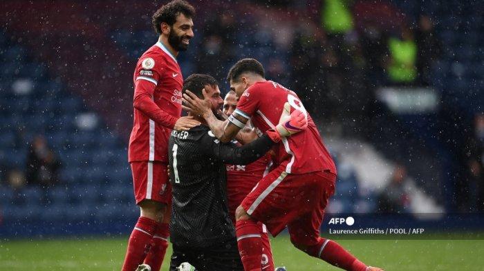 Penjaga gawang Liverpool asal Brazil, Alisson Becker (2L) merayakan gol kedua timnya dengan gelandang Liverpool asal Brazil Roberto Firmino (kanan) selama pertandingan sepak bola Liga Premier Inggris antara West Bromwich Albion dan Liverpool di stadion The Hawthorns di West Bromwich, Inggris tengah, pada 16 Mei , 2021.Laurence Griffiths / POOL / AFP