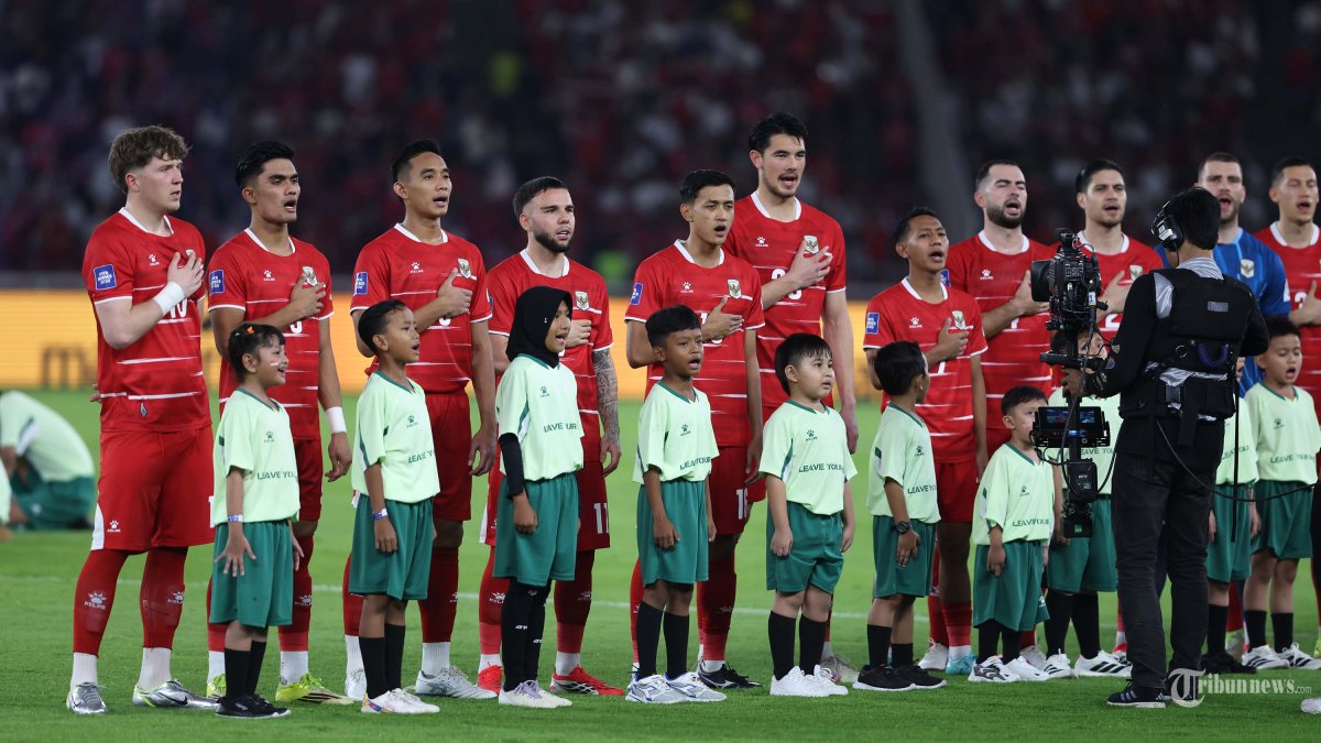 FIFA SERIES - Pesepak bola Timnas Indonesia menyanyikan Indonesia Raya sebelum melawan Timnas ST Kitts and Nevis pada FIFA Series 2026 Jumat (27/3/2026) di Stadion Utama Gelora Bung Karno. Timnas Indonesia sementara unggiul 2-0 pada babak pertama,difoto menggunakan Canon EOS R5 Mark II TRIBUNNEWS/HERUDIN