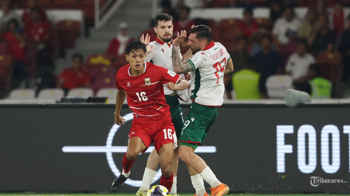 FIFA SERIES - Pesepak vola Timnas Indonesia, Dony Tri Pamungkas melewati hadangan pesepak bola Timnas Bulgaria pada FIFA Series 2026 di Stadion Utama Gelora Bung Karno (SUGBK) Jakarta, Senin (30/3/2026). Timnas Indonesia harus mengakui kekalahan dari Timnas Bulgaria dengan skor tipis 1-0, difoto menggunakan Canon EOS R5 Mark II