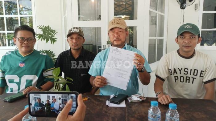 PENETAPAN TERSANGKA -- Tim penasihat hukum Frida Gunadi saat ditemui awak media di salah satu warkop Kota Pangkalpinang, Jumat (3/4/2026)