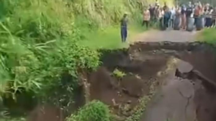 20260403-jembatan ambruk-oke