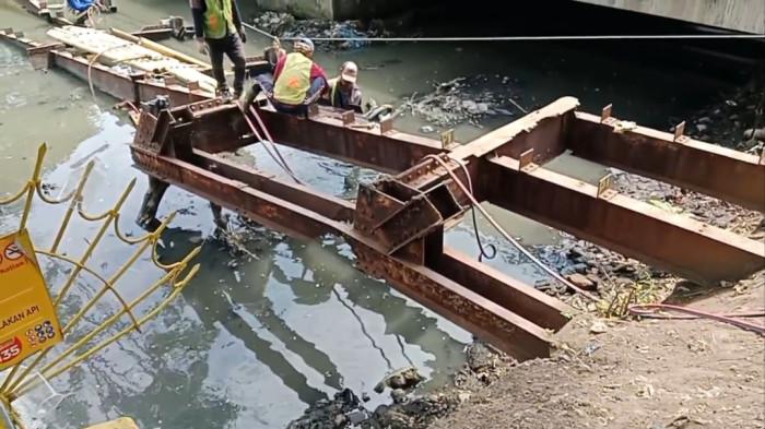 JEMBATAN KALIBARU DIBONGKAR - Jembatan Kalibaru, jembatan besi kuno peninggalan masa kolonial Belanda di kawasan Sungai Sukalila, Jalan Sisingamangaraja kini dibongkar