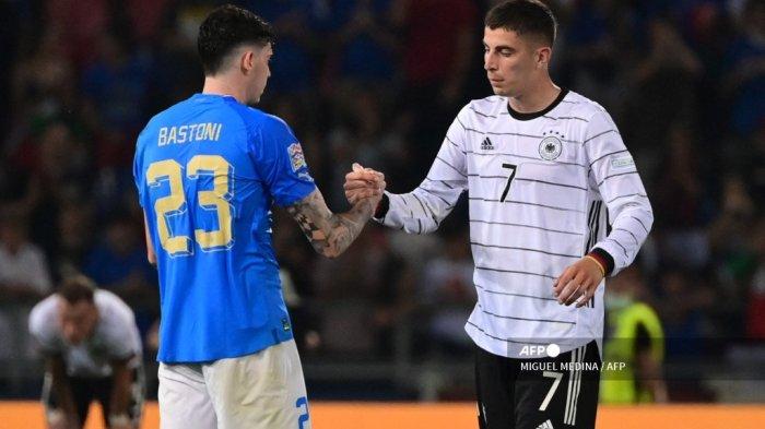 Bek Italia Alessandro Bastoni (kiri) dan gelandang Jerman Kai Havertz bertepuk tangan di akhir pertandingan sepak bola leg pertama Liga Bangsa-Bangsa UEFA - Liga A, Grup 3 antara Italia dan Jerman pada 4 Juni 2022 di stadion Renato Dall'Ara di Bologna.