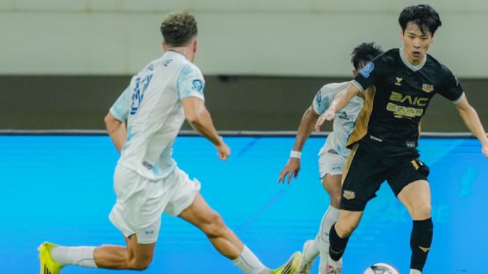 BERDUEL - Aksi winger Dewa United, Taisei Marukawa saat menghadapi PSIM Yogyakarta pada pertandingan pekan ke-26 Super League di Banten International Stadium, Jumat (3/4/2026) malam WIB.