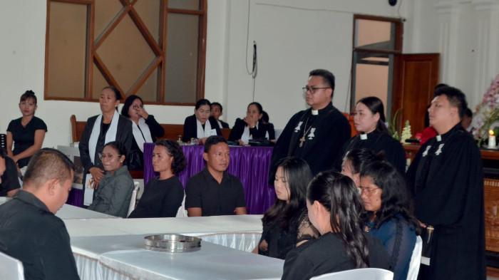 PERJAMUAN KUDUS - Suasana khidmat menyelimuti Gereja Masehi Injili di Minahasa (GMIM) Abraham Matungkas, Minahasa Utara, pada Jumat (3/4/2026).Ratusan anggota sidi jemaat menghadiri Ibadah Perjamuan Kudus yang dilaksanakan tepat pukul 15.00 WITA untuk mengenang pengorbanan Yesus Kristus.