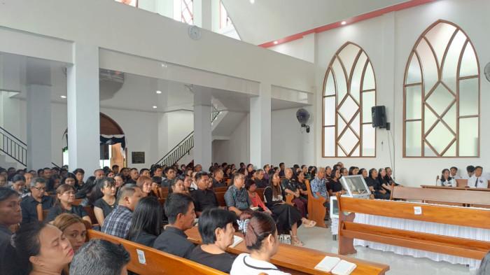 PERJAMUAN KUDUS - Suasana khidmat menyelimuti Gereja Masehi Injili di Minahasa (GMIM) Abraham Matungkas, Minahasa Utara, pada Jumat (3/4/2026).Ratusan anggota sidi jemaat menghadiri Ibadah Perjamuan Kudus yang dilaksanakan tepat pukul 15.00 WITA untuk mengenang pengorbanan Yesus Kristus.