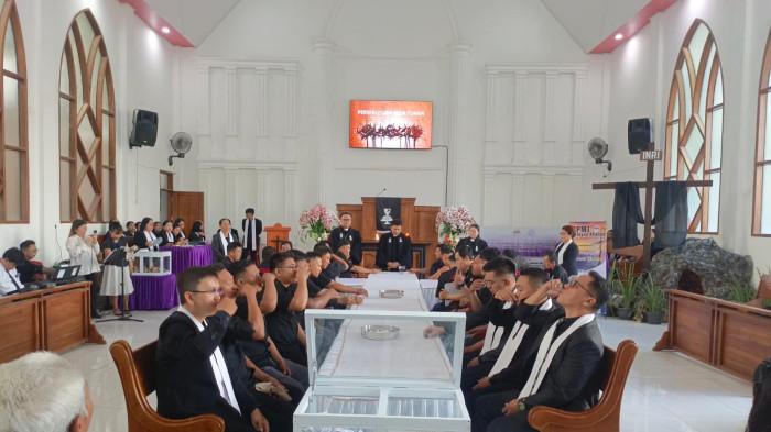 PERJAMUAN KUDUS - Suasana khidmat menyelimuti Gereja Masehi Injili di Minahasa (GMIM) Abraham Matungkas, Minahasa Utara, pada Jumat (3/4/2026).Ratusan anggota sidi jemaat menghadiri Ibadah Perjamuan Kudus yang dilaksanakan tepat pukul 15.00 WITA untuk mengenang pengorbanan Yesus Kristus.