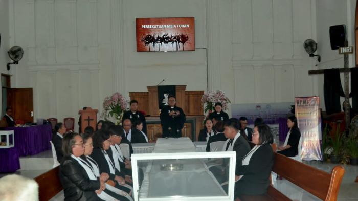 PERJAMUAN KUDUS - Suasana khidmat menyelimuti Gereja Masehi Injili di Minahasa (GMIM) Abraham Matungkas, Minahasa Utara, pada Jumat (3/4/2026).Ratusan anggota sidi jemaat menghadiri Ibadah Perjamuan Kudus yang dilaksanakan tepat pukul 15.00 WITA untuk mengenang pengorbanan Yesus Kristus.