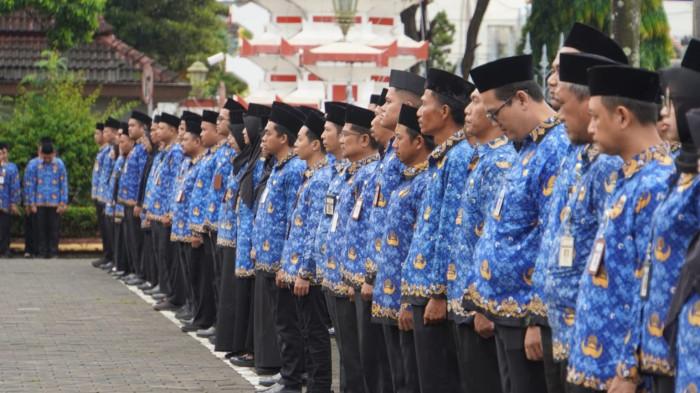 APEL - Sejumlah ASN Pemkab Jepara mengikuti apel arahan oleh Sakda Jepara, Ary Bachtiar, Kamis (2/4/2026) kemarin. Pemkab Jepara tidak memberlakukan WFH Jumat dengan berbagai pertimbangan.