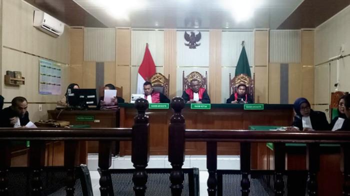 SABU - Pengadilan Negeri Jambi menggelar sidang perdana kasus peredaran narkotika skala besar yang melibatkan jaringan lintas Sumatra pada Kamis (2/4/2026).  Dua terdakwa asal Riau, Agit Putra Ramadhan (24) dan Juniardo (30), duduk di kursi pesakitan setelah tertangkap tangan mengawal penyelundupan sabu seberat lebih dari 58 kilogram. 