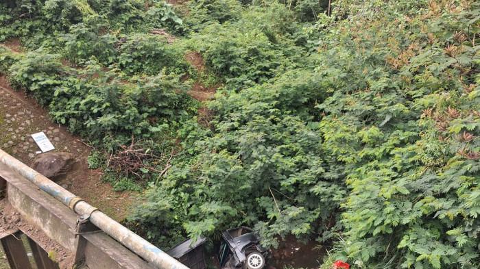 TERJUN KE SUNGAI - Kendaraan pick up mengalami kecelakaan lalu lintas di kawasan Jembatan Getasan, Kabupaten Semarang, Jumat (3/4/2026). Kendaraan tersebut menabrak pembatas jalam hingga masuk ke jurang. Dok SATLANTAS POLRES SEMARANG