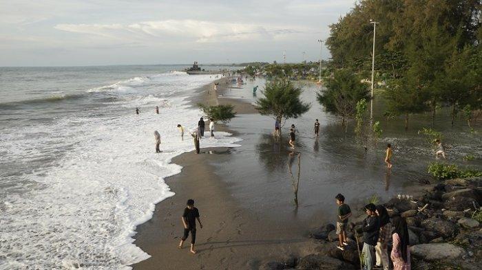 Pengunjung tampak di destinasi Wisata Pantai Gandoriah, Kota Pariaman, Kamis (4/1/2024).