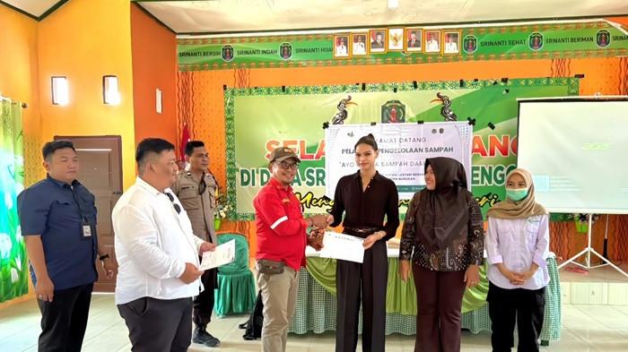 Foto bersama di sela pelatihan pengelolaan sampah di Gedung BPU Desa Srinanti