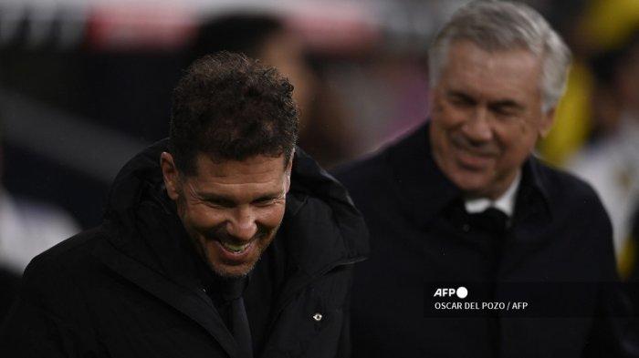 Pelatih Atletico Madrid Argentina Diego Simeone berbicara dengan pelatih Real Madrid Italia Carlo Ancelotti (kanan) sebelum pertandingan sepak bola Liga Spanyol antara Real Madrid CF dan Club Atletico de Madrid di stadion Santiago Bernabeu di Madrid, pada 25 Februari 2023. OSCAR DEL POZO