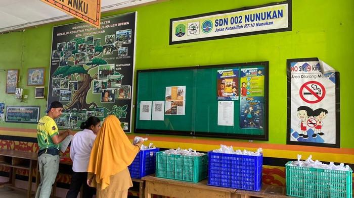 MBG DI NUNUKAN - Suasana pembagian MBG di SDN 002 Nunukan pada hari pertama Ramadan, Senin (23/2/2026). Pihak sekolah mengimbau siswa untuk menjaga toleransi dengan tidak makan di lingkungan sekolah hingga jam pulang. (TribunKaltara.com/Fatimah Majid).
