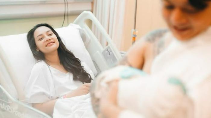 Erika Carlina yang telah melahirkan anak pertamanya, Jumat (1/8/2025). DJ Bravy semringah gendong bayi Erika yang diberi nama Andrew Raxy Neil.