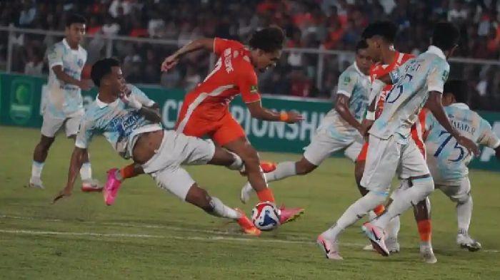 PERSIRAJA VS PSPS - Bek PSPS, Douglas Cruz tampak mencoba menjegal  Penyerang Persiraja, Connor Flynn dalam pertandingan yang berlangsung, Sabtu (31/1/2026) malam di Stadion H Dimurthala, Lampineung, Banda Aceh. Dalam pertandingan tersebut Persiraja Banda Aceh meraih kemenangan dengan skor 4-2, pada laga pekan ke-18 Championship 2025/2026. (Serambinews.com/Hendri Abik)