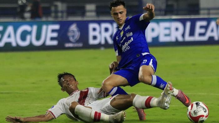 BEREBUT BOLA - Bek Persis Solo, Eky Taufik (bawah), saat terlibat perebutan bola dengan bek Persib Bandung, Eliano Reijnders, pada laga pekan ke-10 Super League 2025-2026 yang berlangsung di Stadion Gelora Bandung Lautan Api, Kota Bandung, Senin (27/10/2025) malam. Persib menang 2-0.