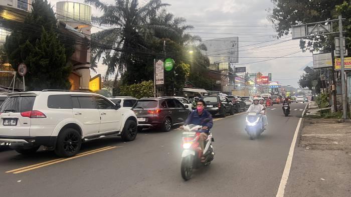 JALUR PUNCAK - Jalur Puncak Bogor tepatnya di Jalan Raya Puncak, depan RSUD Ciawi alami macet parah pada Sabtu (4/4/2026) sore.