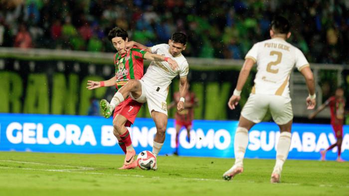 BERDUEL - Aksi gelandang Persebaya Surabaya, Francisco Rivera (kiri) saat menghadapi Bhayangkara FC pada pertandingan pekan ke-21 Super League di Stadion Gelora Bung Tomo (GBT), Sabtu (14/2/2026) malam WIB