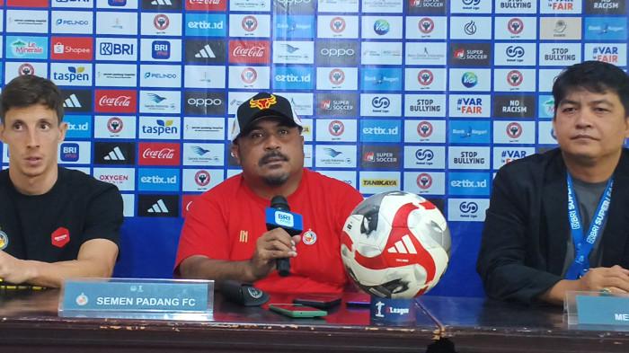 SEMEN PADANG FC;Pelatih kepala Semen Padang FC, Imran Nahumarury, bersama pemain Guillermo Fernández saat jumpa pers jelang laga melawan Persib Bandung di Komplek Mes Indarung Semen Padang, Sabtu (4/4/2026). Keduanya memaparkan kesiapan tim menghadapi pertandingan tersebut.