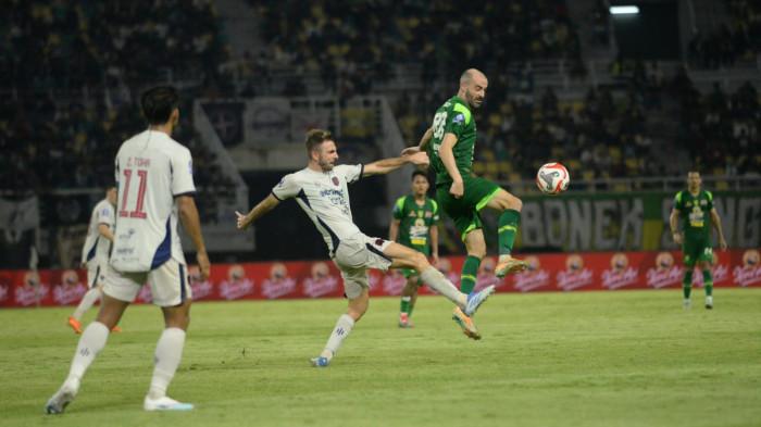 BERDUEL - Aksi gelandang Persebaya Surabaya, Milos Raickovic (kanan) saat menghadapi Persita Tangerang pada pekan ke-26 Super League di Stadion Gelora Bung Tomo (GBT) Surabaya, Sabtu (4/4/2026) malam WIB. (SURYA/HABIBUR ROHMAN)