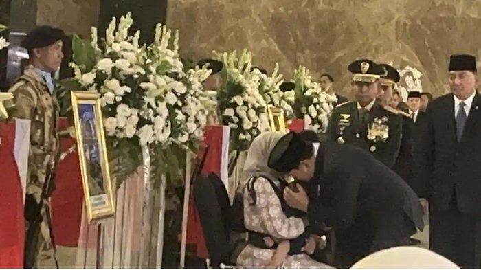 Presiden Prabowo mencium kening bayi yang digendong di depan peti jenazah Serka Anumerta Muhammad Nur Ichwan di ruang persemayaman Bandara Soekarno-Hatta, Sabtu (4/4/2026) malam.