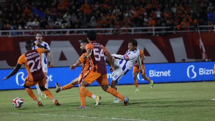 PERSIB mengungguli Borneo FC 1-0 di babak pertama pertandingan tunda pekan ke-21 Super League 2025/26 di Stadion Segiri Samarinda, Minggu, 15 Maret 2026. Gol PERSIB dicetak mantan pemain Borneo FC, Adam Alis menit 14.