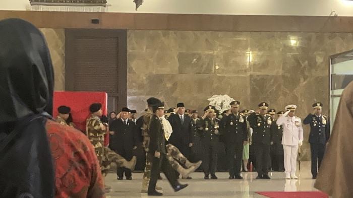 PENGHORMATAN TERAKHIR - Presiden Prabowo Subianto dan mantan presiden, SBY saat melepas 3 jenazah prajurit yang tewas saat bertugas di Lebanon di Bandara Soekarno-Hatta, Banten, Sabtu, (4/4/2026).Tiga jenazah tersebut yakni Kopda Anumerta Farizal Romadhon, Mayor Anumerta Inf Zulmi Aditya Iskandar, dan Serka Anumerta Muhammad Nur Ichwan.