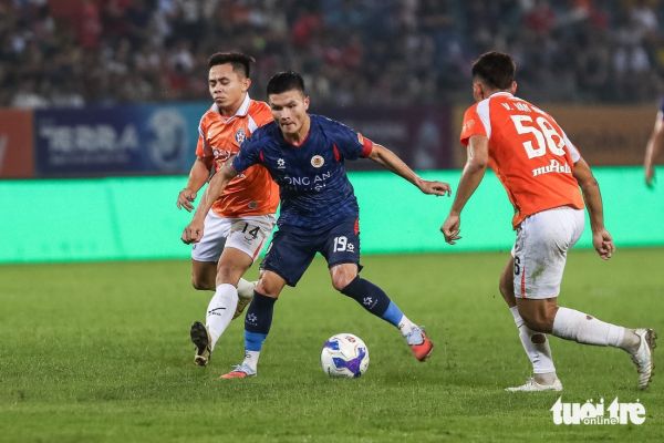 Quang Hải lên cáng sau va chạm mạnh với Quế Ngọc Hải - Ảnh 1.