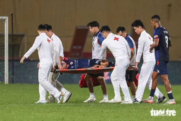 Quang Hải lên cáng sau va chạm mạnh với Quế Ngọc Hải - Ảnh 2.