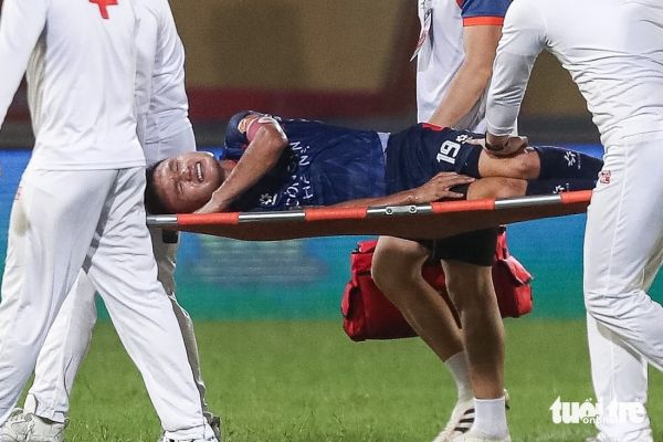 Quang Hải lên cáng sau va chạm mạnh với Quế Ngọc Hải - Ảnh 3.