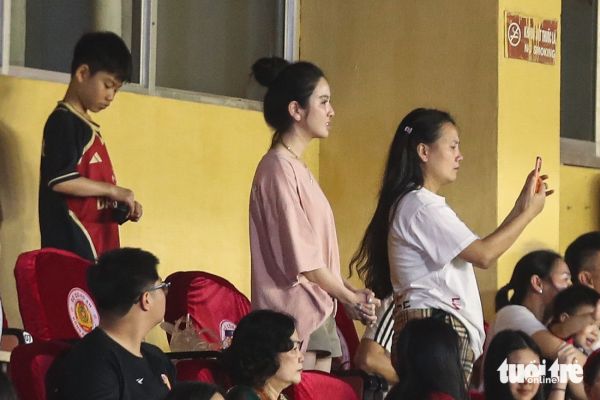 Quang Hải lên cáng sau va chạm mạnh với Quế Ngọc Hải - Ảnh 4.