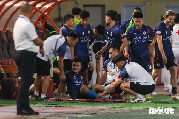 Quang Hải lên cáng sau va chạm mạnh với Quế Ngọc Hải - Ảnh 5.