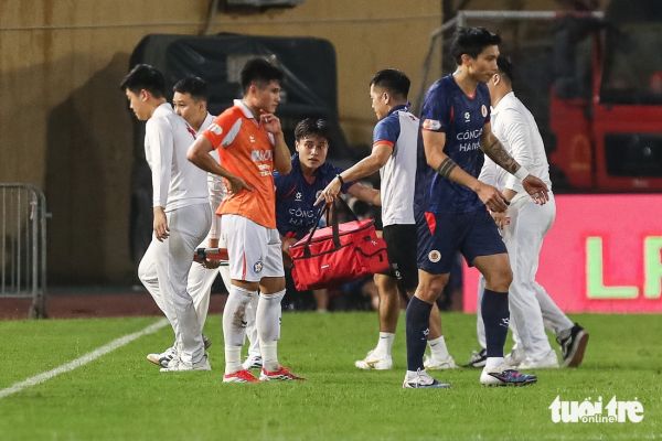 Quang Hải lên cáng sau va chạm mạnh với Quế Ngọc Hải - Ảnh 6.