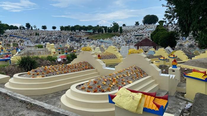 Hamparan makam di Pekuburan Cina Sentosa, Pangkalpinang tertata rapi dengan ciri khas arsitektur Tionghoa, Sabtu (4/4/2026). Sejumlah makam terlihat telah diberi tanda kertas seusai pelaksanaan sembahyang Chengbeng oleh keluarga, menjelang puncak peringatan yang jatuh pada 5 April.