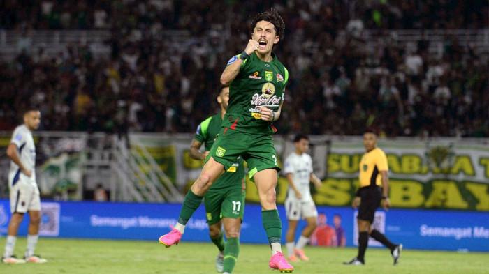 PENCETAK GOL - Pencetak gol tunggal untuk kemenangan Persebaya Surabaya, Francisco Rivera melakukan selebrasi usai mencetak gol ke kandang Persita pada pertandingan yang berlangsung di Stadion Gelora Bung Tomo (GBT) Surabaya, Sabtu (4/4/2026). Pada laga Super League 2025/2026 pekan ke 26 ini Persebaya berhasil mengungguli Persita dengan skor tipis 1-0.