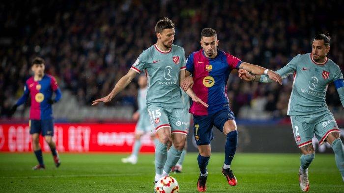 DUEL - Potret dual antara pemain Barcelona vs Atletico Madrid pada pertandingan leg pertama semifinal Copa Del Rey 2024/2025 di Stadion Olimpiade Lluís Companys. Skor pertandingan berakhir sama kuat 4-4, Rabu (26/2/2025) pagi WIB (Website Barcelona - 26/2/2025)