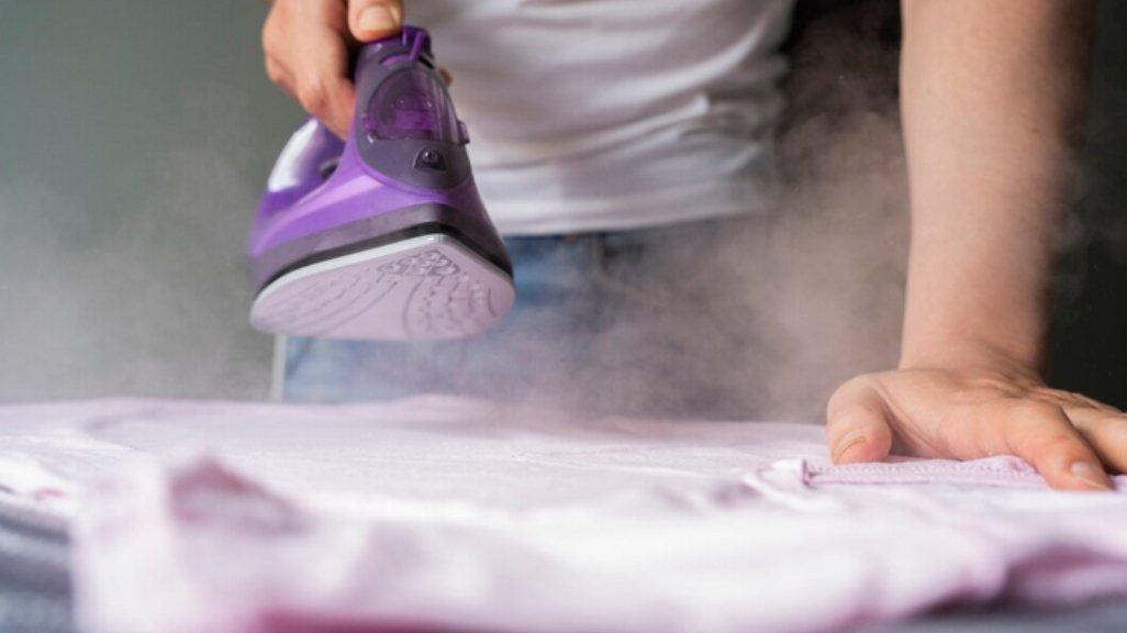 Ilustrasi setrika uap.