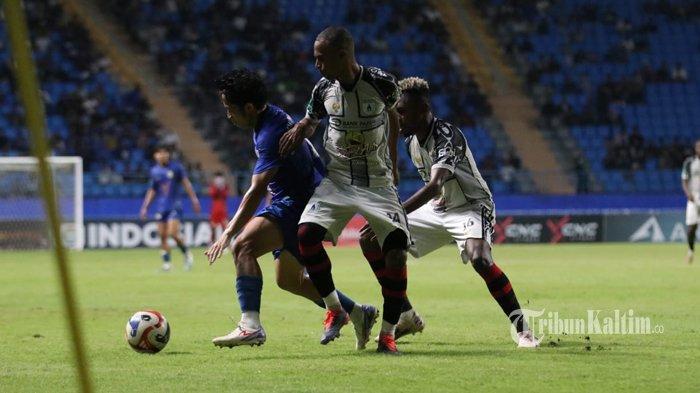 PERSIBA VS PERSIPURA - Aksi para pemain dalam pertandingan babak kedua Persiba Balikpapan vs Persipura Jayapura pada kompetisi Championship atau Liga 2 musim 2025/2026 yang berlangsung di Stadion Batakan, Balikpapan, Kalimantan Timur, Sabtu (4/4/2026) malam. Persiba Balikpapan kalah 0-1 di kandang sendiri setelah gol dramatis Boaz Solossa di menit akhir. (TRIBUNKALTIM.CO/DWI ARDIANTO)