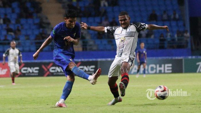 PERSIBA VS PERSIPURA - Aksi para pemain dalam pertandingan babak kedua Persiba Balikpapan vs Persipura Jayapura pada kompetisi Championship atau Liga 2 musim 2025/2026 yang berlangsung di Stadion Batakan, Balikpapan, Kalimantan Timur, Sabtu (4/4/2026) malam. Persiba Balikpapan kalah 0-1 di kandang sendiri setelah gol dramatis Boaz Solossa di menit akhir. (TRIBUNKALTIM.CO/DWI ARDIANTO)