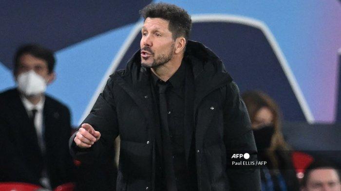 Pelatih Atletico Madrid Argentina Diego Simeone memberi isyarat di pinggir lapangan selama pertandingan sepak bola leg kedua babak 16 besar Liga Champions UEFA antara Manchester United dan Atletico Madrid di stadion Old Trafford di Manchester, barat laut Inggris pada 15 Maret 2022.