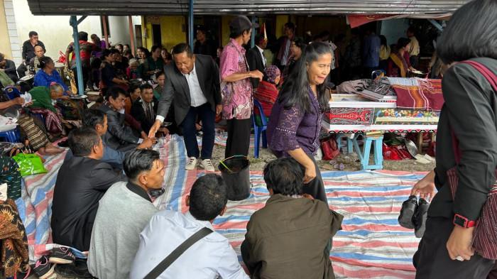 Rapidin Simbolon menyalami keluarga almarhum sebagai bentuk belasungkawa