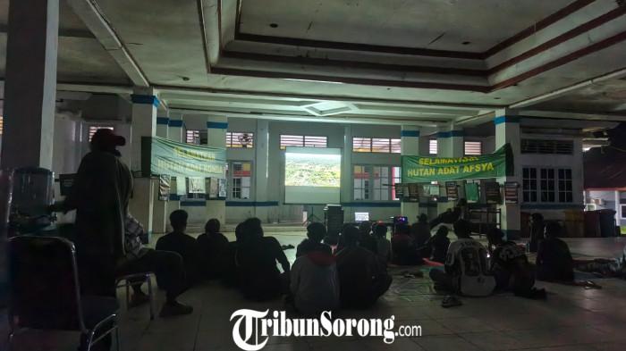 NONTON BARENG - Muda mudi berkumpul di teras Gedung Putih, Teminabuan, Kabupaten Sorong Selatan dalam kegiatan nonton bareng (nobar) film dokumenter berjudul “Pesta Babi”, Sabtu (4/4/2026). (Tribunsorong.com/astri)