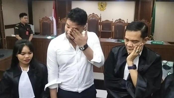 SIDANG AMMAR ZONI - Ammar Zoni usai sidang pembacaan pleidoi. Suasana ruang sidang di Pengadilan Negeri Jakarta Pusat mendadak hening saat terdakwa kasus narkoba, Ammar Zoni, tak kuasa menahan tangisnya, Kamis (2/4/2026). Suara Ammar Zoni bergetar saat ia membacakan nota pembelaan atau pleidoi pribadinya di hadapan Majelis Hakim.
