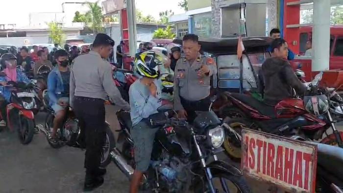 BBM - Polisi menggelar patroli menyasar barisan antrean BBM di SPBU Pekkabata, Kecamatan Polewali, Kabupaten Polman, Sulbar, Jumat (3/4/2026). Sasaran patroli ini untuk menertibkan sepeda motor tangki modifikasi diduga tiap hari ikut antrean BBM.