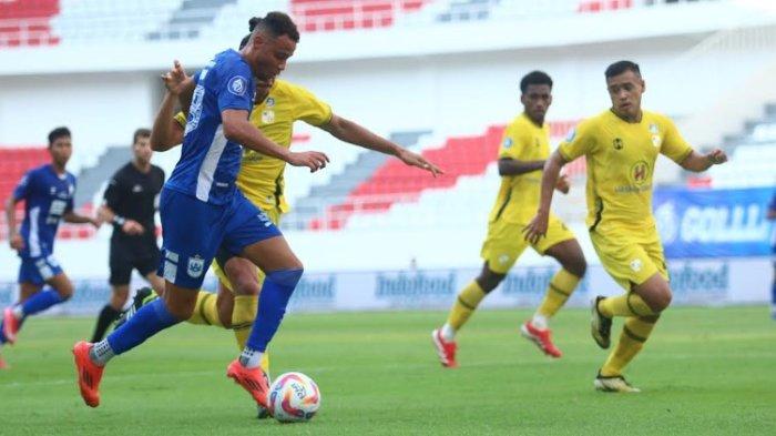 Pemain PSIS Semarang, Gustavo Souza menggiring bola dibayangi pemain Barito Putera Anderson, dalam laga pekan ke-34 BRI Liga 1 2024/2025 di Stadion Jatidiri Semarang, Sabtu (24/5/2025). PSIS membidik kemenangan dalam laga ini meski sudah dipastikan degradasi