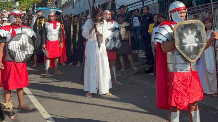 Prosesi jalan Salib dimainkan OMK St. Carlo Acutis Tombuluan
